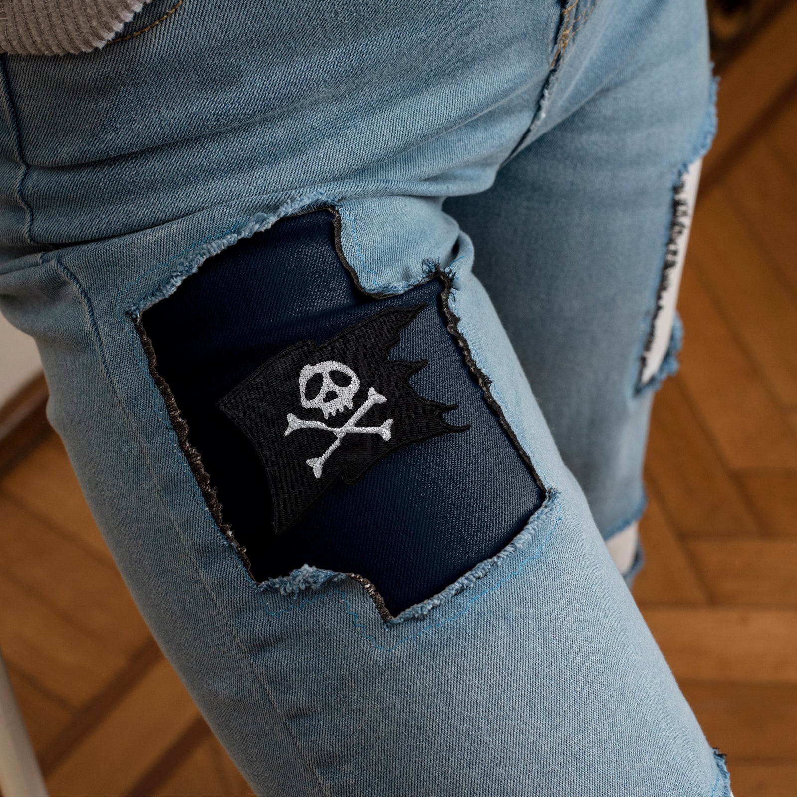 Pirate Skull Crossbones Flag Wavy Black Banner Patch (Iron-on)